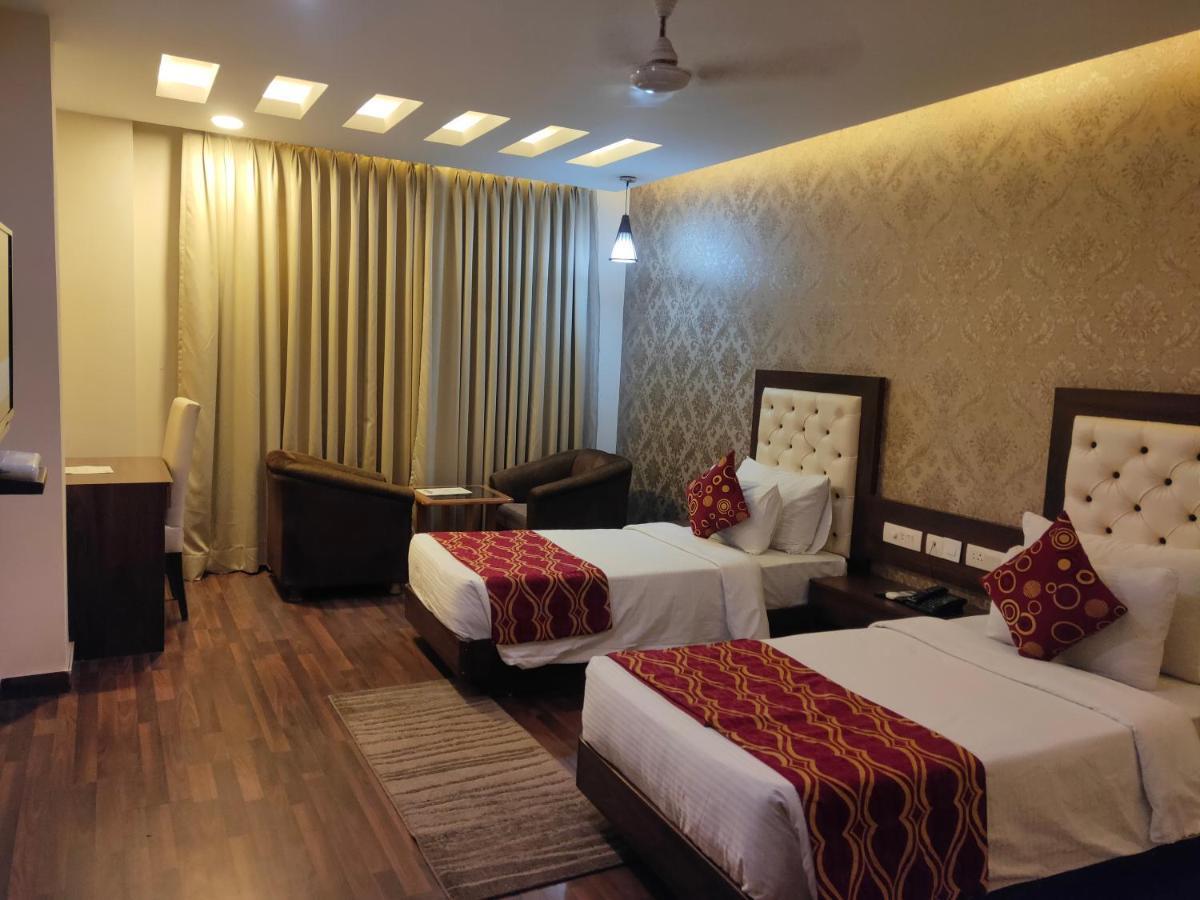 Hotel JSR Continental Dehradun Esterno foto