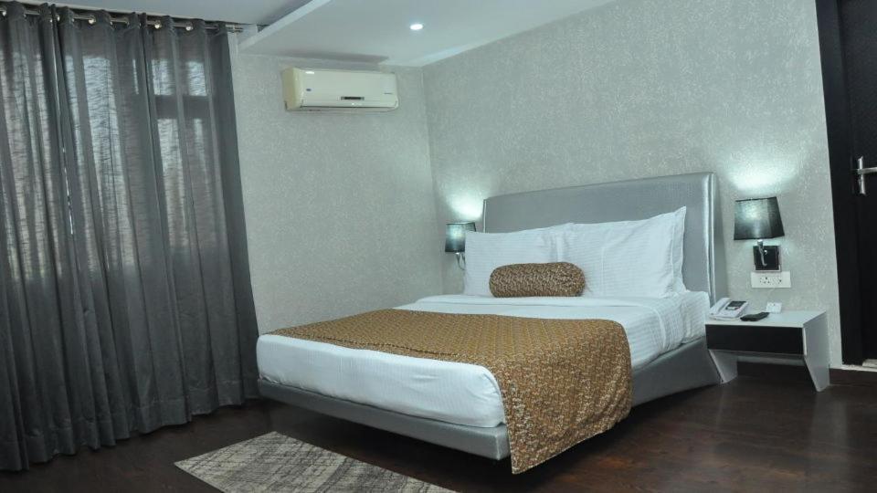 Hotel JSR Continental Dehradun Esterno foto