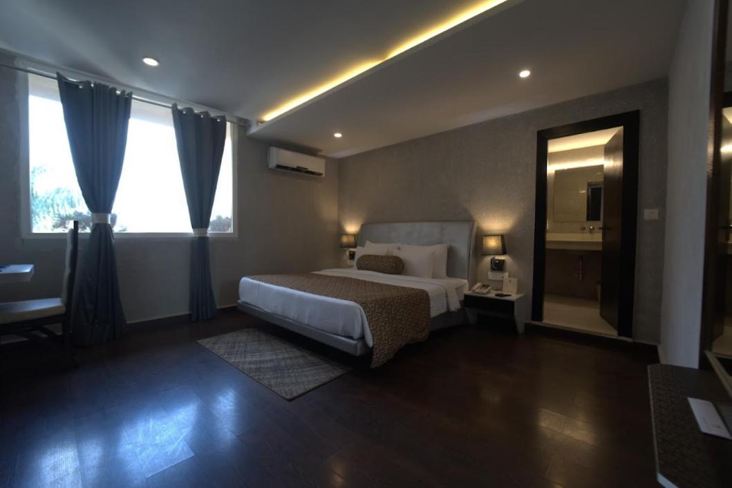 Hotel JSR Continental Dehradun Esterno foto