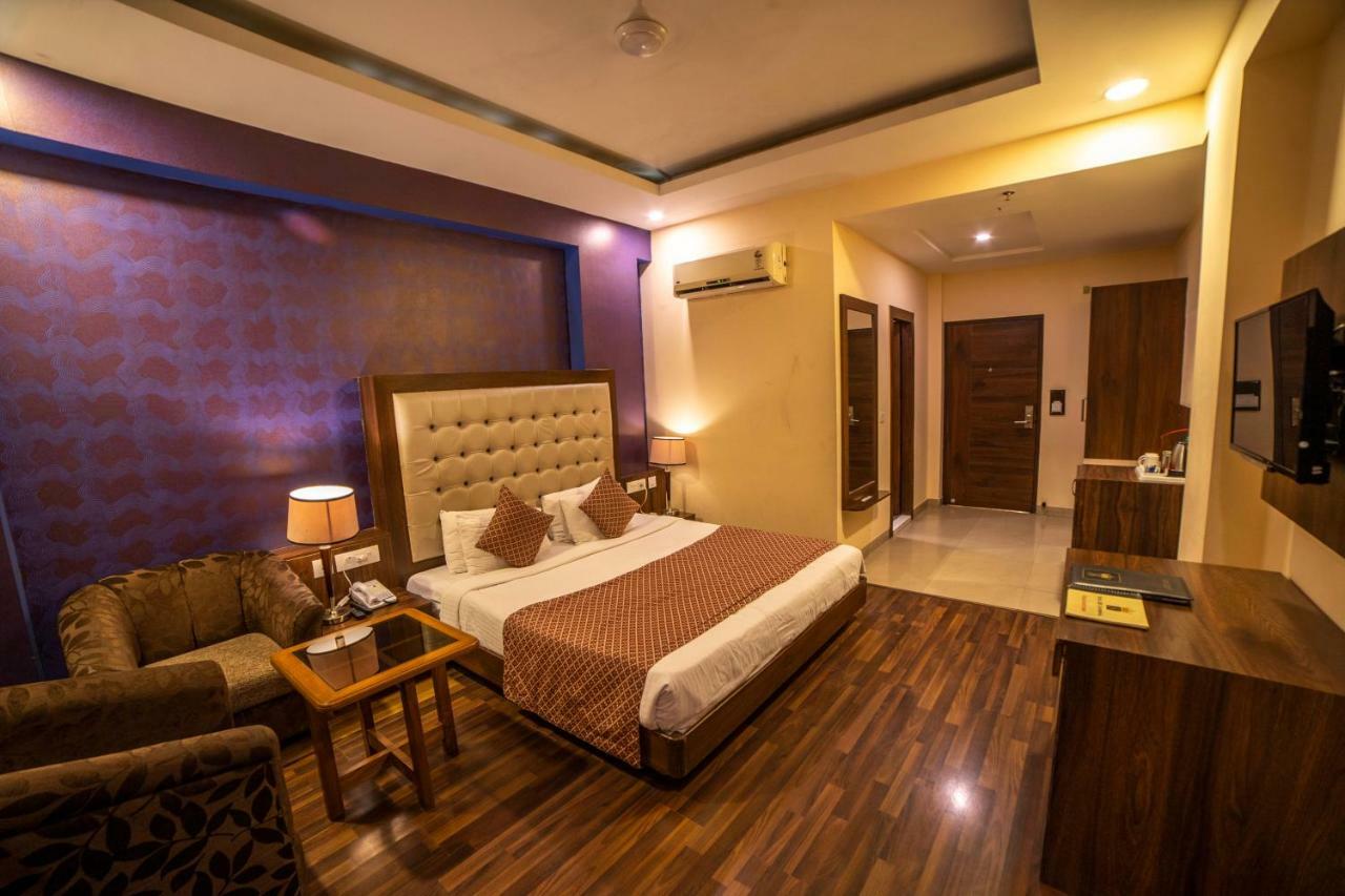 Hotel JSR Continental Dehradun Esterno foto