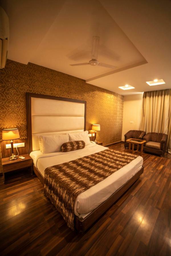 Hotel JSR Continental Dehradun Esterno foto
